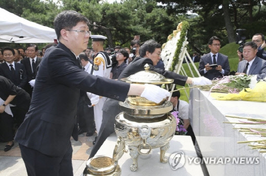 김홍걸(왼쪽) 더불어민주당 당선인과 김홍업 김대중평화센터 이사장이 2019년 8월 18일 오전 서울 동작구 국립서울현충원에서 열린 고(故) 김대중 전 대통령 추도식에서 헌화하고 있다.  [연합뉴스]